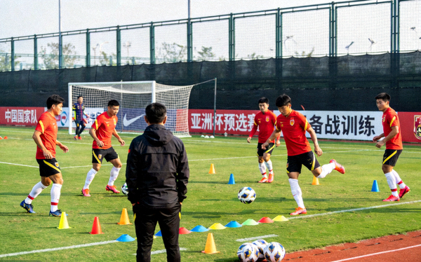 亚洲杯预选赛中国队备战训练场景